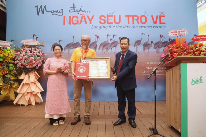 Ông Nguyễn Trường Sinh nhận chứng nhận từ Tổ chức Kỷ lục Việt Nam (VietKings) tại triển lãm ảnh ở TP.HCM ngày 22-10 Ông Nguyễn Trường Sinh nhận chứng nhận từ Tổ chức Kỷ lục Việt Nam (VietKings) tại triển lãm ảnh ở TP.HCM ngày 22-10