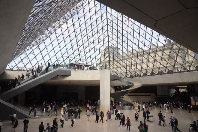 Vụ trộm táo tợn ở Bảo tàng Louvre (Paris) là một tổn thất cho văn hóa và lịch sử nước Pháp Vụ trộm táo tợn ở Bảo tàng Louvre (Paris) là một tổn thất cho văn hóa và lịch sử nước Pháp