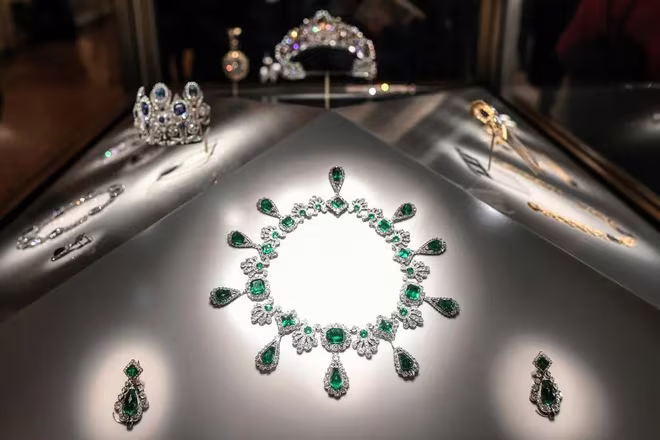 Chiếc vòng cổ và đôi hoa tai mà Hoàng đế Napoleon tặng cho Hoàng hậu Marie Louise là một trong số hiện vật đã bị đánh cắp Chiếc vòng cổ và đôi hoa tai mà Hoàng đế Napoleon tặng cho Hoàng hậu Marie Louise là một trong số hiện vật đã bị đánh cắp