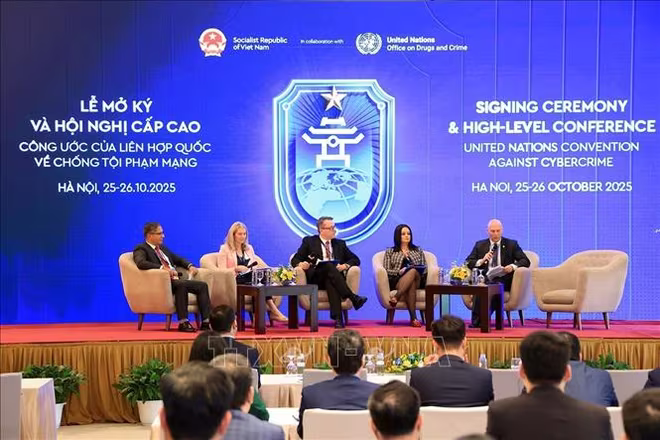 Các đại biểu thảo luận tại phiên thảo luận cấp cao Các đại biểu thảo luận tại phiên thảo luận cấp cao