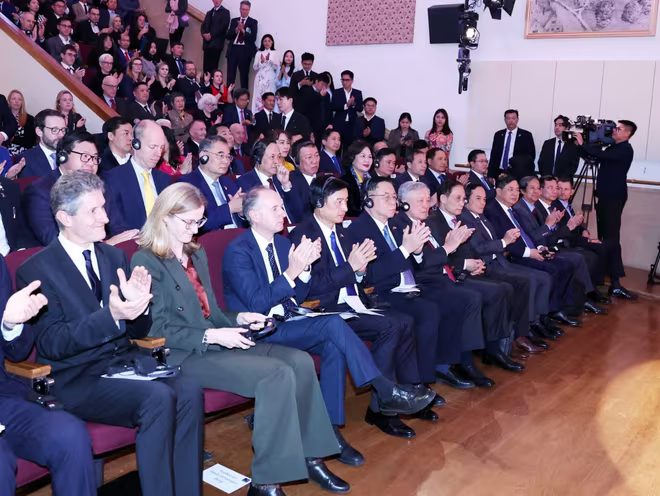 Các đại biểu tham dự tại cuộc phát biểu chính sách ở Đại học Oxford (Vương quốc Anh) Các đại biểu tham dự tại cuộc phát biểu chính sách ở Đại học Oxford (Vương quốc Anh)