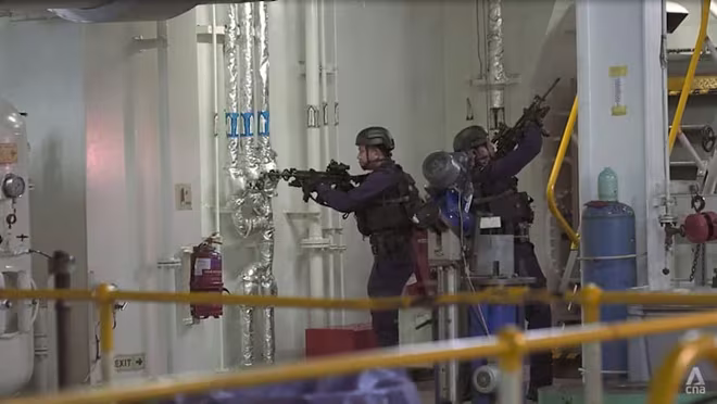 Lực lượng Cảnh sát biển Singapore chịu trách nhiệm giải quyết các mối đe dọa về an ninh và tội phạm trên vùng biển của quốc đảo Đông Nam Á này