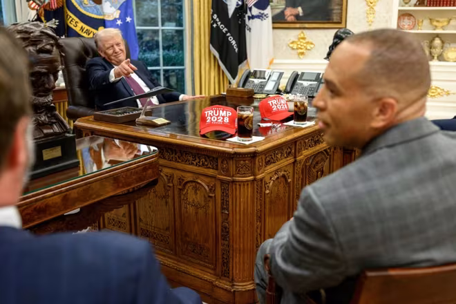 Ông Donald Trump từng trưng bày những chiếc mũ đỏ có in khẩu hiệu “Trump 2028” trên bàn làm việc tại Nhà Trắng. Ông Donald Trump từng trưng bày những chiếc mũ đỏ có in khẩu hiệu “Trump 2028” trên bàn làm việc tại Nhà Trắng.