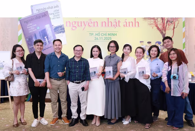 Nhà văn Nguyễn Nhật Ánh (thứ tư từ trái sang) trong buổi giới thiệu tác phẩm “Cô bé hàng xóm và bốn viên kẹo” do NXB Trẻ tổ chức tại TP Hồ Chí Minh cuối tháng 11-2025. Ảnh: LÊ ĐỨC TRUNG