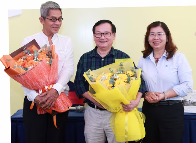 Họa sĩ Đỗ Hoàng Tường và Nhà văn Nguyễn Nhật Ánh nhận hoa chúc mừng từ bà Phan Thị Thu Hà - Giám đốc, Tổng Biên tập NXB Trẻ. Họa sĩ Đỗ Hoàng Tường đã vẽ hơn 20 tranh minh họa tuyệt đẹp cho tác phẩm “Cô bé hàng xóm và bốn viên kẹo” với nhiều khung cảnh hoài niệm cùng những bạn trẻ hồn nhiên