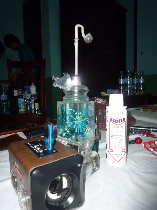 Thiết bị âm thanh và tẩu hít bột đá