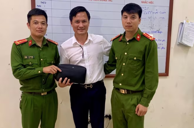 Đại diện Đồn Công an SBQTNB trao trả đồ bị bỏ quên cho hành khách qua Cảng HKQT Nội Bài Đại diện Đồn Công an SBQTNB trao trả đồ bị bỏ quên cho hành khách qua Cảng HKQT Nội Bài