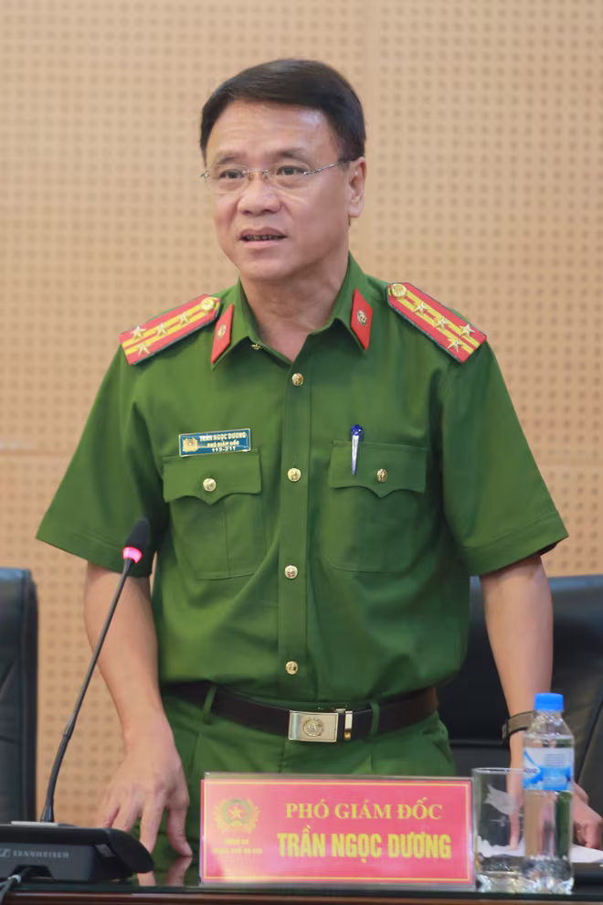 Đại tá Trần Ngọc Dương, Phó Giám đốc CATP nêu nhiều vấn đề về công tác PCCC và các mặt công tác phong trào Bảo vệ ANTQ của CATP... Đại tá Trần Ngọc Dương, Phó Giám đốc CATP nêu nhiều vấn đề về công tác PCCC và các mặt công tác phong trào Bảo vệ ANTQ của CATP...