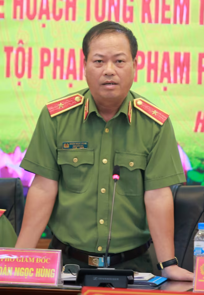 Thiếu tướng Đoàn Ngọc Hùng, Phó Giám đốc CATP phát biểu một số mặt công tác hậu cần của CATP Thiếu tướng Đoàn Ngọc Hùng, Phó Giám đốc CATP phát biểu một số mặt công tác hậu cần của CATP