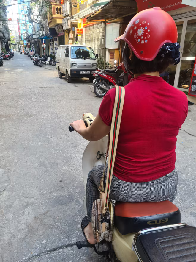 Không được chủ quan khi mang túi xách trên người hớ hêng, làm 'mồi' cho tội phạm cướp giật tài sản Không được chủ quan khi mang túi xách trên người hớ hêng, làm 'mồi' cho tội phạm cướp giật tài sản