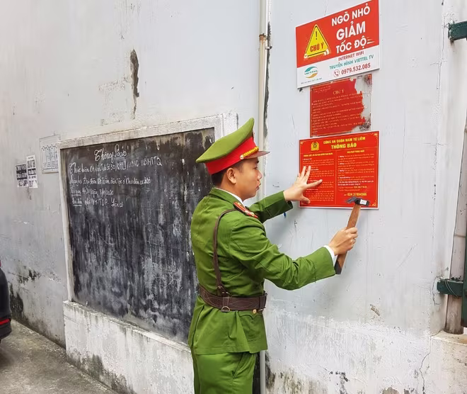 CAQ Nam Từ Liêm đóng biển báo phòng ngừa tội phạm lợi dụng'mạng' xã hội để lừa đảo CAQ Nam Từ Liêm đóng biển báo phòng ngừa tội phạm lợi dụng'mạng' xã hội để lừa đảo