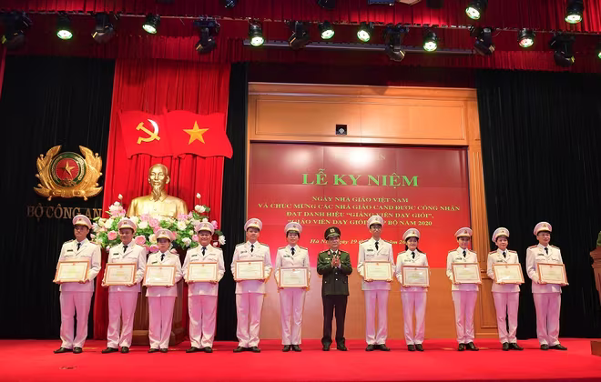 Thứ trưởng Nguyễn Văn Sơn trao Bằng khen của Bộ Công an tặng các Nhà giáo đạt danh hiệu “Giảng viên dạy giỏi”, “Giáo viên dạy giỏi” cấp Bộ năm 2020 Thứ trưởng Nguyễn Văn Sơn trao Bằng khen của Bộ Công an tặng các Nhà giáo đạt danh hiệu “Giảng viên dạy giỏi”, “Giáo viên dạy giỏi” cấp Bộ năm 2020