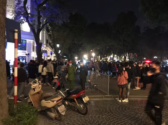 Lực lượng CAQ Hoàn Kiếm đảm bảo ANTT cho người dân vui chơi, đón năm mới Lực lượng CAQ Hoàn Kiếm đảm bảo ANTT cho người dân vui chơi, đón năm mới