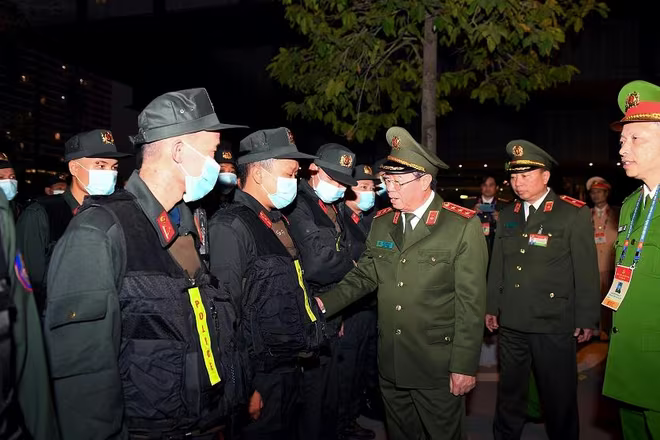 Thứ trưởng Bùi Văn Nam ân cần động viên các chiến sỹ CSCĐ tham gia bảo vệ Đại hội Đảng Thứ trưởng Bùi Văn Nam ân cần động viên các chiến sỹ CSCĐ tham gia bảo vệ Đại hội Đảng