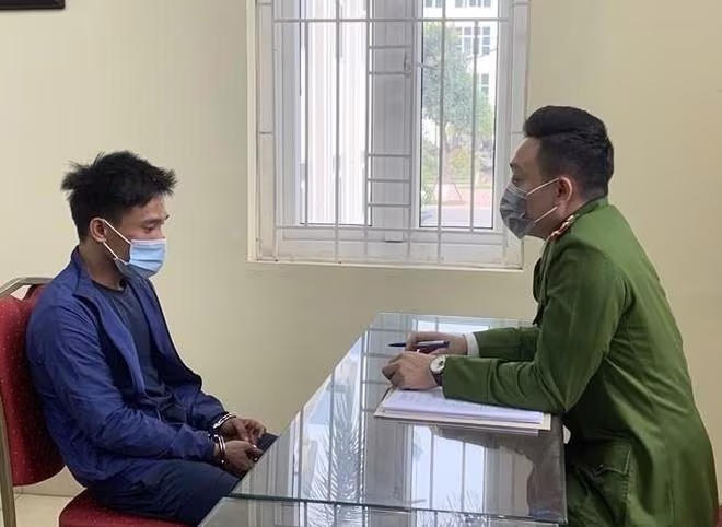 Cảnh sát hình sự CAQ Hoàng Mai lấy lời khai đối tượng trộm cắp xe ôtô Cảnh sát hình sự CAQ Hoàng Mai lấy lời khai đối tượng trộm cắp xe ôtô