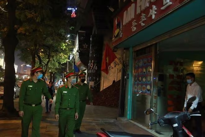 Công an Hà Nội tăng cường tuần tra đêm, nhắc nhở người dân chú ý khóa cửa cẩn thận trước khi đi ngủ, phòng ngừa kẻ gian đột nhập trộm cắp tài sản