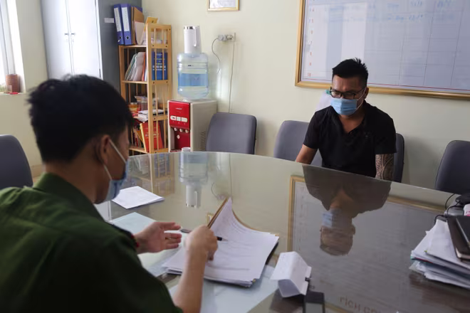 Cơ quan công an lấy lời khai của đối tượng trong ổ nhóm cờ bạc