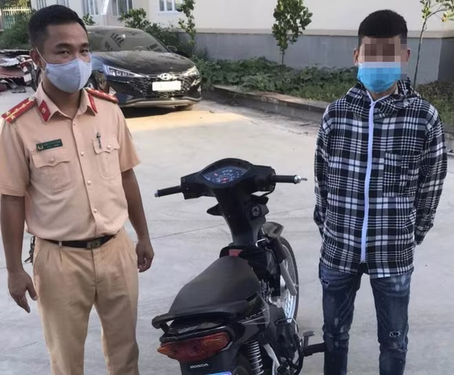 CSGT xử phạt nam thanh niên 'bốc đầu' xe máy CSGT xử phạt nam thanh niên 'bốc đầu' xe máy