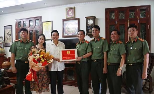 Thiếu tướng Đào Thanh Hải cùng đoàn công tác CATP tặng quà lưu niệm cho đồng chí Thiếu tướng Nguyễn Đức Nghi, nguyên Giám đốc Cảnh sát PCCC - TP Hà Nội Thiếu tướng Đào Thanh Hải cùng đoàn công tác CATP tặng quà lưu niệm cho đồng chí Thiếu tướng Nguyễn Đức Nghi, nguyên Giám đốc Cảnh sát PCCC - TP Hà Nội