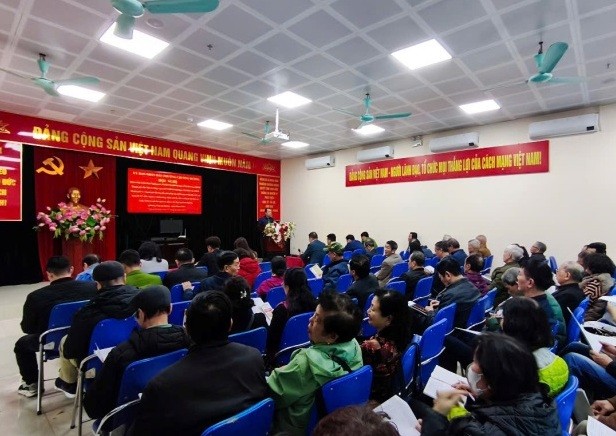 Quận Hoàn Kiếm tổ chức phổ biến, phát tài liệu &quot;Hướng dẫn giải pháp cấp thiết tăng cường điều kiện an toàn PCCC đối với nhà ở nhiều tầng, nhiều căn hộ, nhà ở riêng lẻ kết hợp sản xuất, kinh doanh