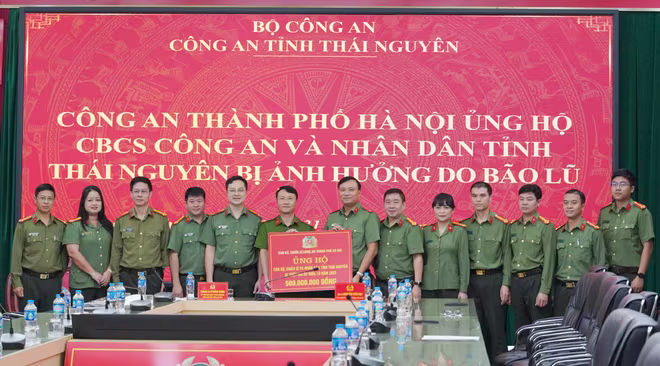Đoàn công tác CATP Hà Nội trao quà ủng hộ cho cán bộ, chiến sĩ và nhân dân tỉnh Thái Nguyên khắc phục hậu quả bão lũ Đoàn công tác CATP Hà Nội trao quà ủng hộ cho cán bộ, chiến sĩ và nhân dân tỉnh Thái Nguyên khắc phục hậu quả bão lũ