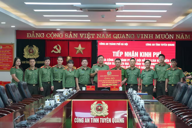 Đoàn công tác CATP Hà Nội trao tặng quà ủng hộ cán bộ, chiến sĩ và nhân dân tỉnh Tuyên Quang bị ảnh hưởng do mưa lũ Đoàn công tác CATP Hà Nội trao tặng quà ủng hộ cán bộ, chiến sĩ và nhân dân tỉnh Tuyên Quang bị ảnh hưởng do mưa lũ