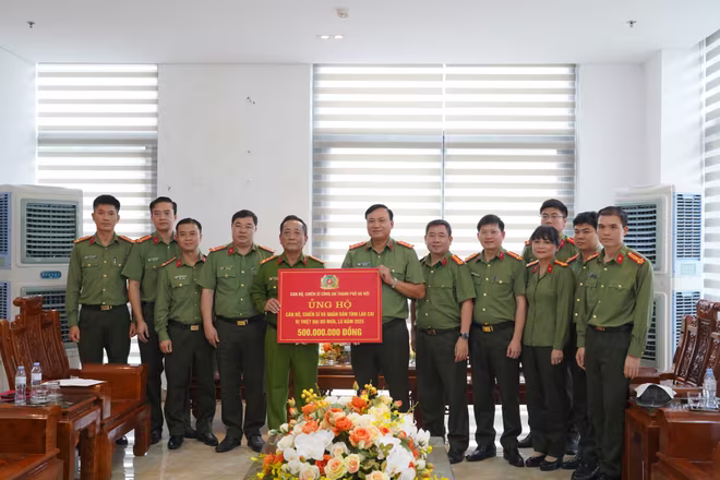 Đoàn công tác CATP Hà Nội trao tặng quà ủng hộ cán bộ, chiến sĩ và nhân dân tỉnh Lào Cai khắc phục hậu quả thiên tai Đoàn công tác CATP Hà Nội trao tặng quà ủng hộ cán bộ, chiến sĩ và nhân dân tỉnh Lào Cai khắc phục hậu quả thiên tai