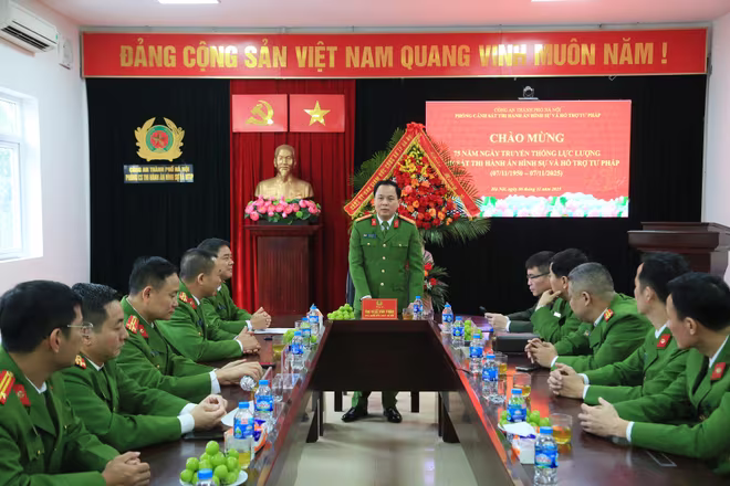 Đại tá Lê Văn Tuân, Phó Giám đốc CATP phát biểu chúc mừng Phòng Cảnh sát Thi hành án và Hỗ trợ tư pháp nhân kỷ niệm 75 năm Ngày truyền thống lực lượng Cảnh sát Thi hành án hình sự và Hỗ trợ tư pháp (7/11/1950 - 7/11/2025) Đại tá Lê Văn Tuân, Phó Giám đốc CATP phát biểu chúc mừng Phòng Cảnh sát Thi hành án và Hỗ trợ tư pháp nhân kỷ niệm 75 năm Ngày truyền thống lực lượng Cảnh sát Thi hành án hình sự và Hỗ trợ tư pháp (7/11/1950 - 7/11/2025)