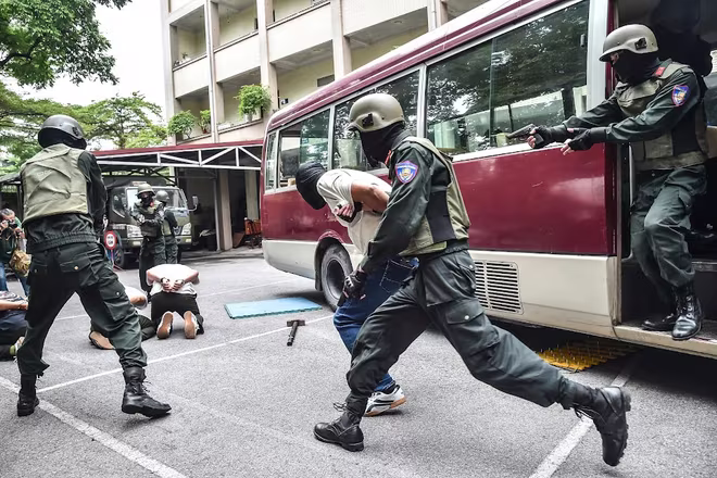 Tiểu đoàn Đặc nhiệm, Phòng Cảnh sát cơ động CATP Hà Nội diễn tập chống khủng bố... Tiểu đoàn Đặc nhiệm, Phòng Cảnh sát cơ động CATP Hà Nội diễn tập chống khủng bố...