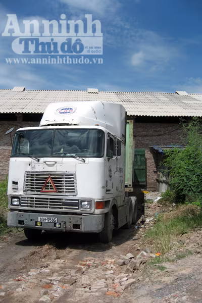 Một xe container đang nhập hàng Da trâu, bò chất đống container Một xe container đang nhập hàng Da trâu, bò chất đống container