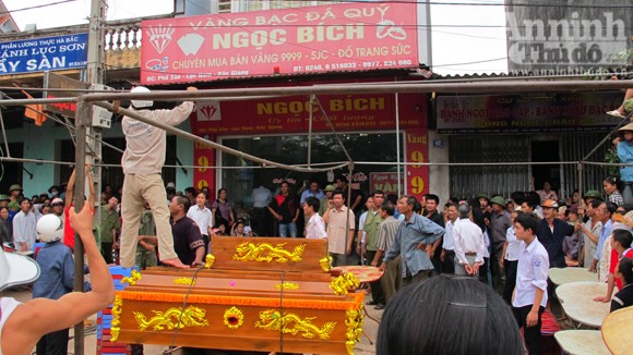Hung thủ trở lại hiện trường vụ thảm án để theo dõi công an? ảnh 2 Hung thủ trở lại hiện trường vụ thảm án để theo dõi công an? ảnh 2