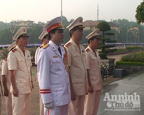 Lãnh đạo Bộ Công an vào Lăng viếng Chủ tịch Hồ Chí Minh ảnh 2 Lãnh đạo Bộ Công an vào Lăng viếng Chủ tịch Hồ Chí Minh ảnh 2