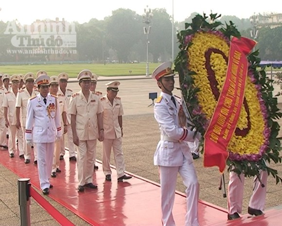 Lãnh đạo Bộ Công an vào Lăng viếng Chủ tịch Hồ Chí Minh ảnh 1 Lãnh đạo Bộ Công an vào Lăng viếng Chủ tịch Hồ Chí Minh ảnh 1