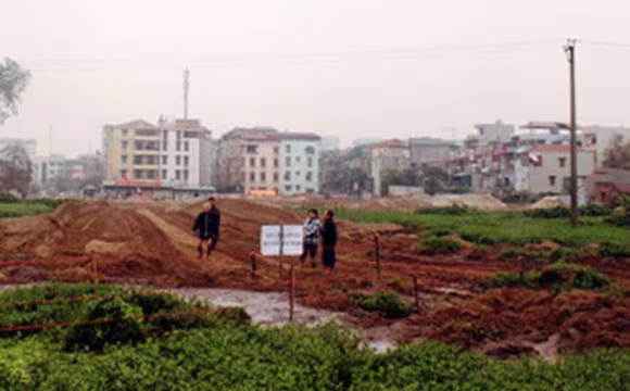 Nhiều người dân phải lội bùn lần tìm những phần mộ người thân bị vùi lấp sau khi nhà thầu thi công ngang nhiên cho phương tiện cơ giới ủi cát vùi lấp Nhiều người dân phải lội bùn lần tìm những phần mộ người thân bị vùi lấp sau khi nhà thầu thi công ngang nhiên cho phương tiện cơ giới ủi cát vùi lấp