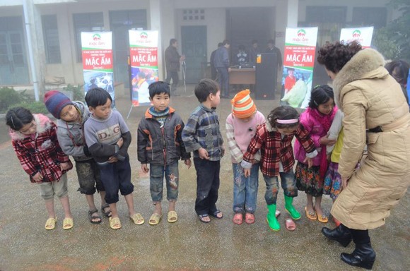 Mang hơi ấm cho trẻ em nghèo vùng núi ảnh 5 Mang hơi ấm cho trẻ em nghèo vùng núi ảnh 5
