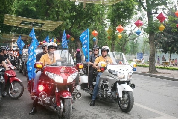Dàn xe "khủng" cổ động đội mũ bảo hiểm đạt chuẩn ảnh 2 Dàn xe "khủng" cổ động đội mũ bảo hiểm đạt chuẩn ảnh 2