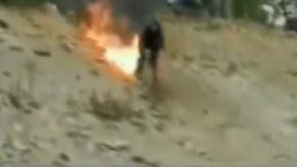 Nam thanh niêm suýt bị lửa thiêu cháy vì chơi trò quái gở ảnh 1 Nam thanh niêm suýt bị lửa thiêu cháy vì chơi trò quái gở ảnh 1