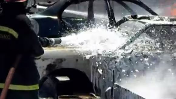 Xem Cảnh sát nước ngoài chữa cháy bồn xăng dầu... dễ ợt! ảnh 2 Xem Cảnh sát nước ngoài chữa cháy bồn xăng dầu... dễ ợt! ảnh 2