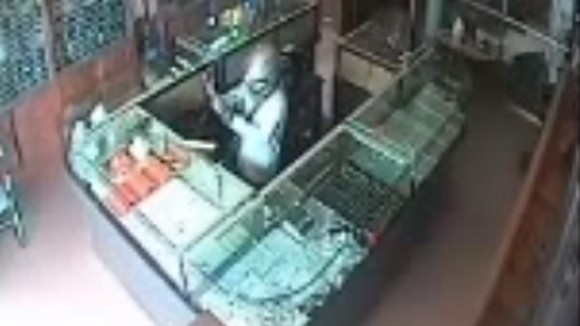 Bao vây bắt gọn tên cướp bịt mặt, nổ súng cướp tiệm vàng ảnh 1 Bao vây bắt gọn tên cướp bịt mặt, nổ súng cướp tiệm vàng ảnh 1