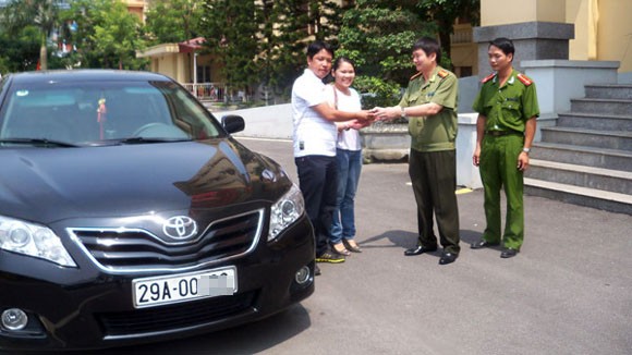 Trao trả chiếc xe Camry sau nhiều tháng bị đưa đi cầm đồ ảnh 1 Trao trả chiếc xe Camry sau nhiều tháng bị đưa đi cầm đồ ảnh 1