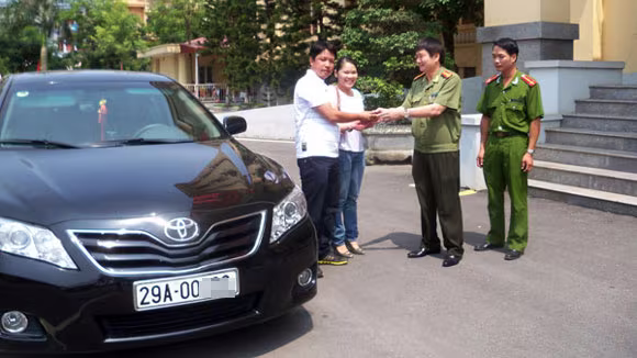 Trao trả chiếc xe Camry sau nhiều tháng bị đưa đi cầm đồ ảnh 1 Trao trả chiếc xe Camry sau nhiều tháng bị đưa đi cầm đồ ảnh 1