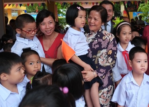 Học sinh Hà Nội khai giảng trong mưa gió ảnh 1 Học sinh Hà Nội khai giảng trong mưa gió ảnh 1