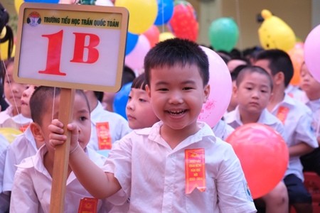 Học sinh Hà Nội khai giảng trong mưa gió ảnh 2 Học sinh Hà Nội khai giảng trong mưa gió ảnh 2