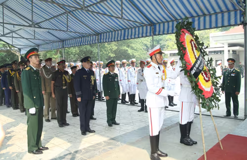 Những người cuối cùng được vào viếng Đại tướng Võ Nguyên Giáp ảnh 37 Những người cuối cùng được vào viếng Đại tướng Võ Nguyên Giáp ảnh 37