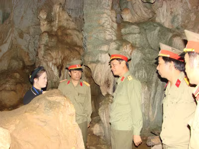 Kiểm tra các tảng đá bị sập che lấp lòng hang. Ảnh tư liệu. Kiểm tra các tảng đá bị sập che lấp lòng hang. Ảnh tư liệu.