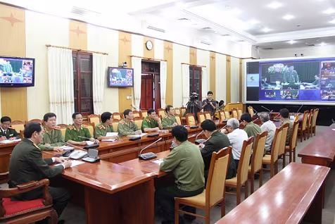 Bộ trưởng Trần Đại Quang chủ trì buổi làm việc về công tác phòng, chống bão HaiYan với các địa phương miền Bắc bằng hình thức truyền hình trực tuyến. Bộ trưởng Trần Đại Quang chủ trì buổi làm việc về công tác phòng, chống bão HaiYan với các địa phương miền Bắc bằng hình thức truyền hình trực tuyến.