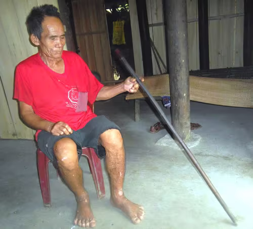 Ông Mừng và chiếc gậy một trăm năm tuổi Ông Mừng và chiếc gậy một trăm năm tuổi