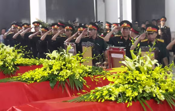 Mưa hoà nước mắt tiễn đưa 18 cán bộ, chiến sĩ hy sinh vụ trực thăng Mi-171 gặp nạn ảnh 8 Mưa hoà nước mắt tiễn đưa 18 cán bộ, chiến sĩ hy sinh vụ trực thăng Mi-171 gặp nạn ảnh 8