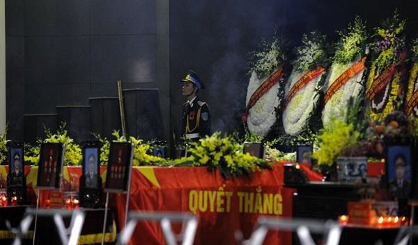 Mưa hoà nước mắt tiễn đưa 18 cán bộ, chiến sĩ hy sinh vụ trực thăng Mi-171 gặp nạn ảnh 6 Mưa hoà nước mắt tiễn đưa 18 cán bộ, chiến sĩ hy sinh vụ trực thăng Mi-171 gặp nạn ảnh 6
