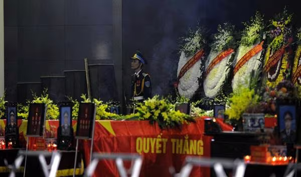 Mưa hoà nước mắt tiễn đưa 18 cán bộ, chiến sĩ hy sinh vụ trực thăng Mi-171 gặp nạn ảnh 6 Mưa hoà nước mắt tiễn đưa 18 cán bộ, chiến sĩ hy sinh vụ trực thăng Mi-171 gặp nạn ảnh 6